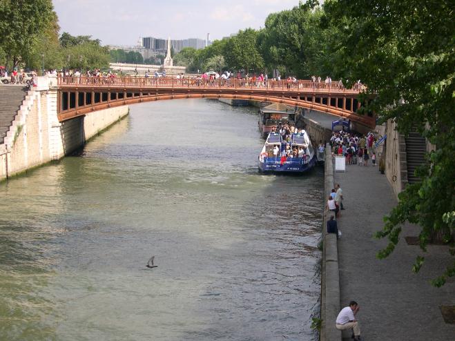  touristes s'apprêtant à embarquer sur un bateau mouche